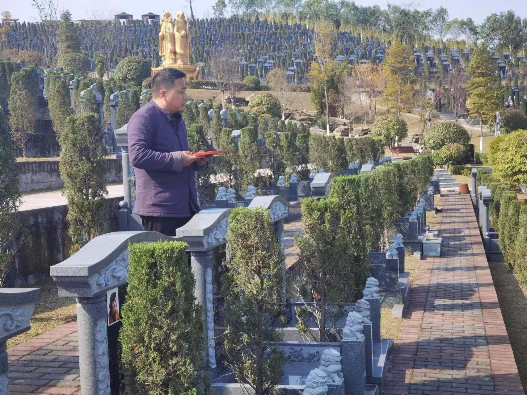  风水大师李九燚在重庆北碚区公墓风水堪舆现场照片！！