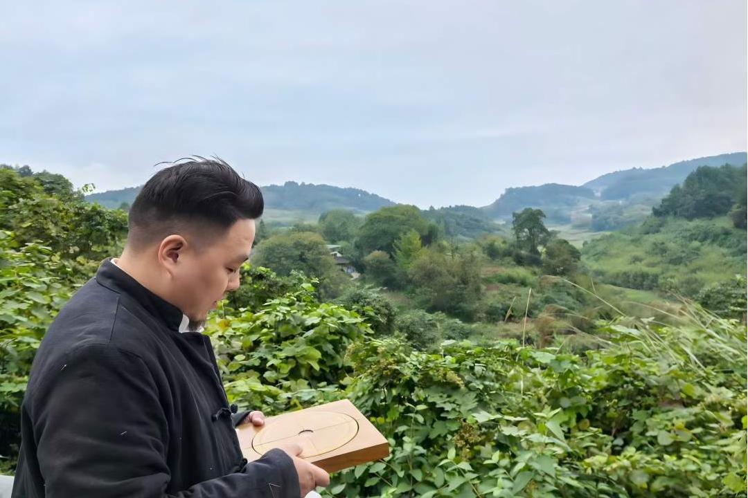 从“门冲”到藏风聚气：重庆李九燚风水大师巧妙化解卧室对大门的风水困扰