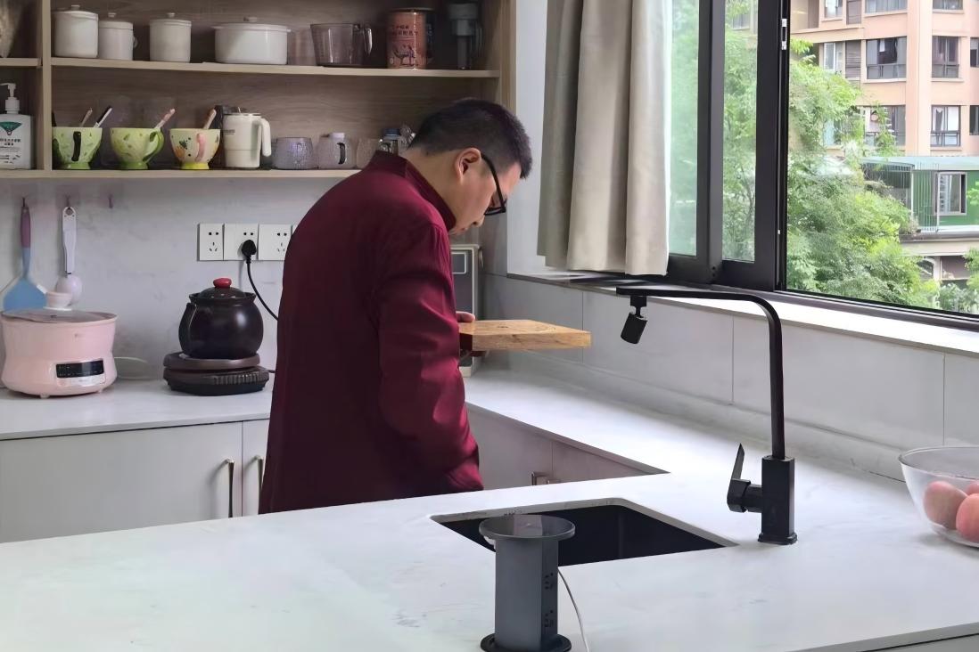 四川风水师傅李九燚(yì)：厨房门的风水讲究与实用布局法